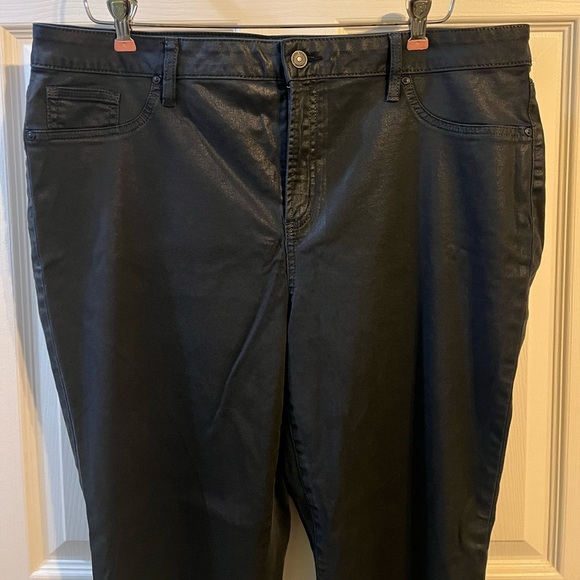 Chico’s Coated Slim Leg Waxed Jeans Jeggings Black Stretch Chico’s 3 is Size 16 - Picture 8 of 10